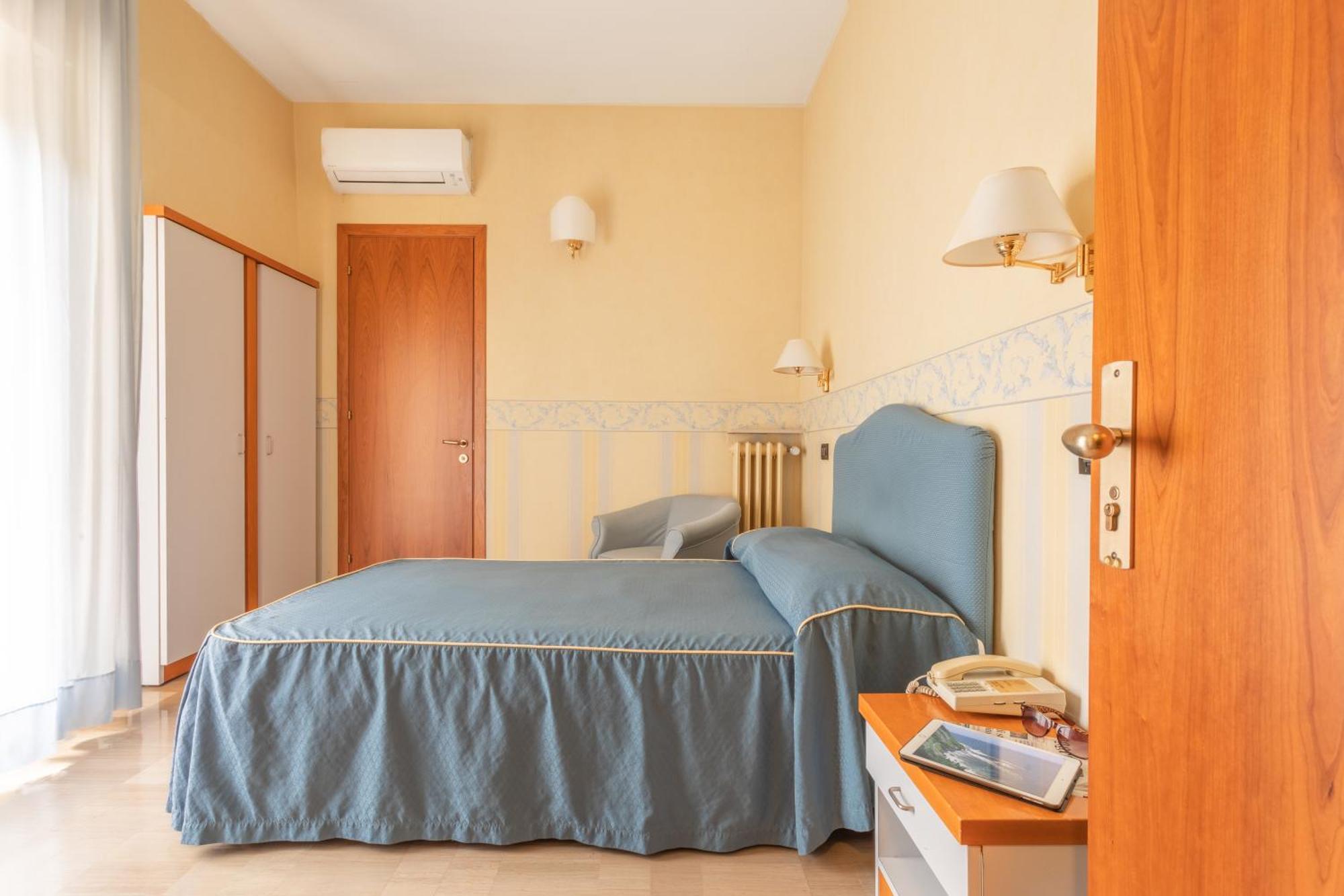 Hotel Touring Falconara Marittima Extérieur photo