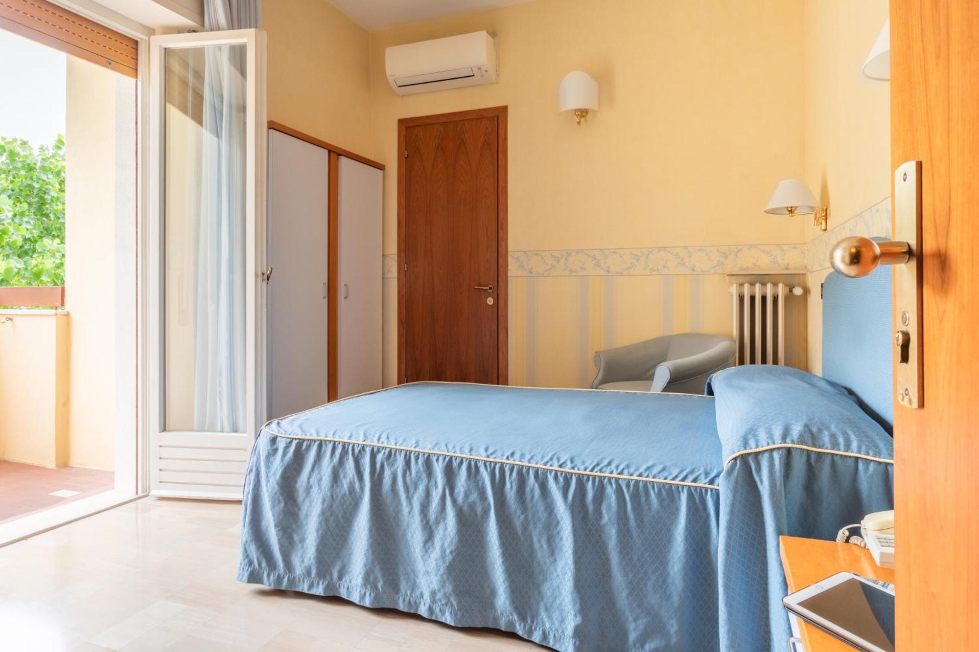 Hotel Touring Falconara Marittima Extérieur photo