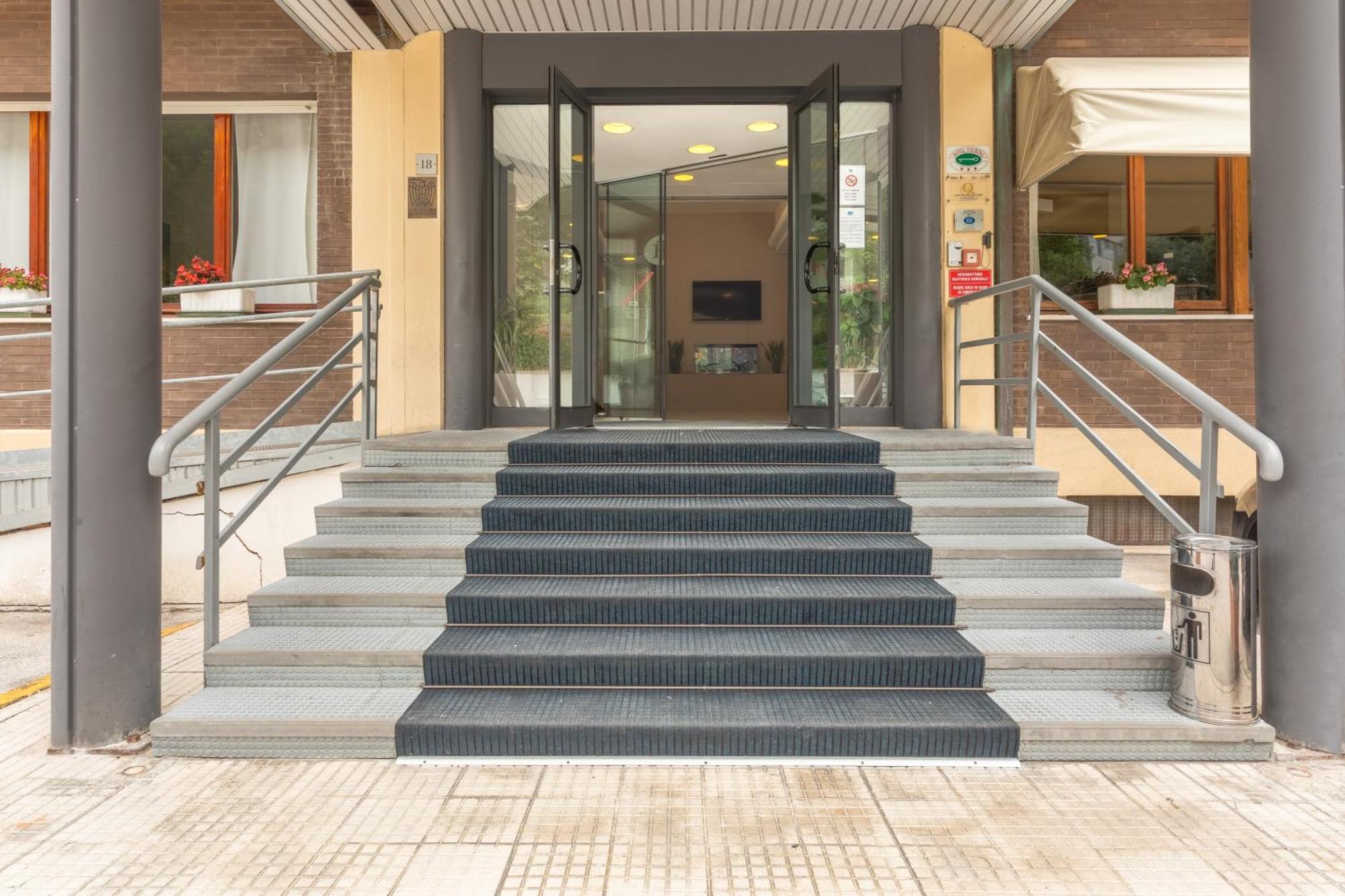 Hotel Touring Falconara Marittima Extérieur photo